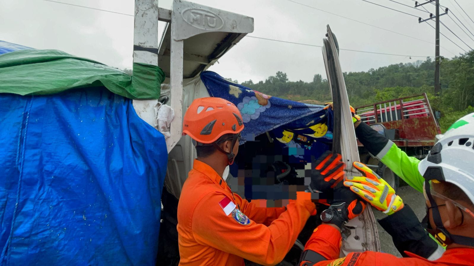 Evakuasi Tragis Sopir Truk Tabrak Antrean SPBU di Balikpapan