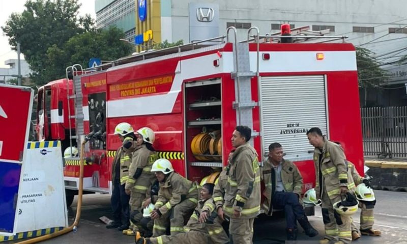 Sigap! 50 Petugas Padamkan Api di RS Hermina Jatinegara