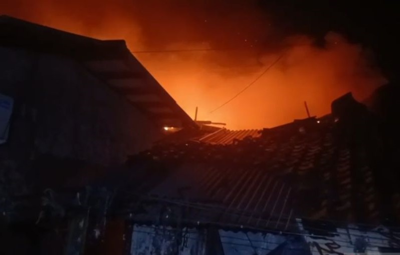 Lima Rumah di Cililitan Terbakar, 75 Petugas Dikerahkan Padamkan Api