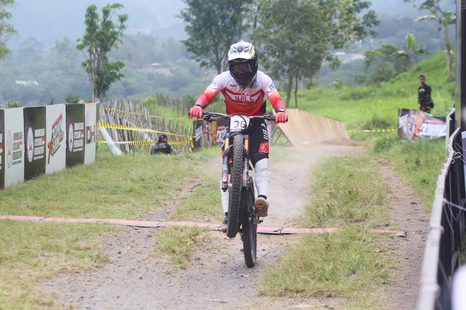Rendy Sanjaya Juara Seri Kedua 76 Indonesian Downhill 2025 di Bukit Klangon 