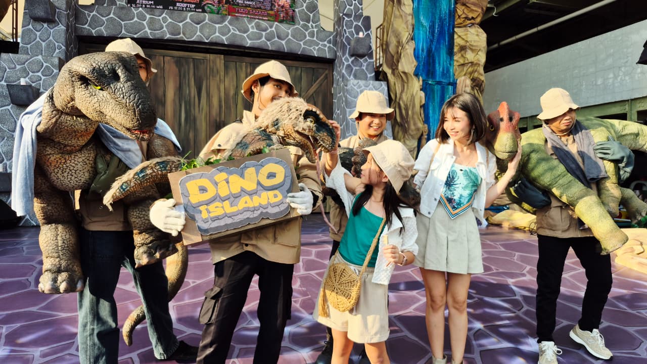 Ada Dinosaurus di Dino Island Safari Jungle, Pengunjung Bisa Berinteraksi